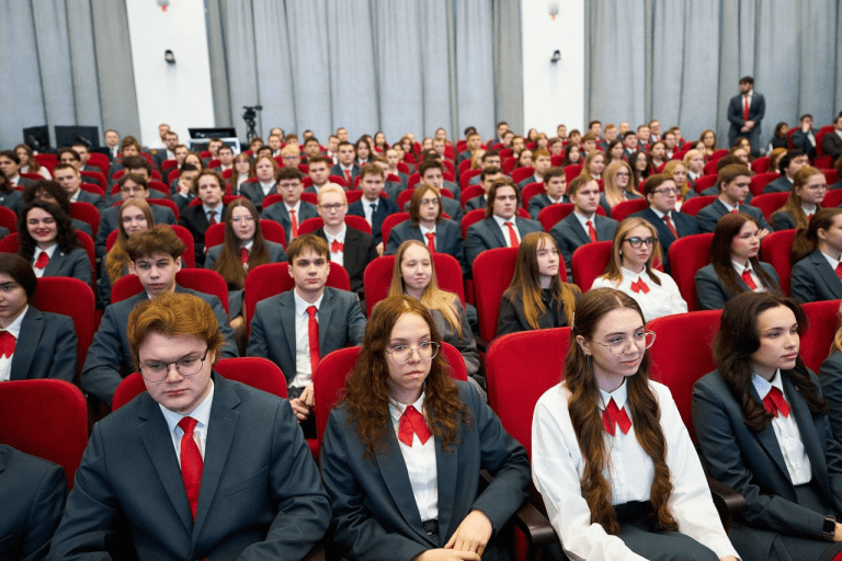 Кухарук в Когалыме: встреча со студентами, инспекция объектов и вручение наград