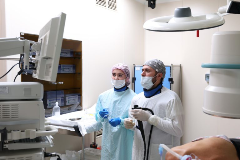 Эндоскописты нижневартовской больницы спасли пациента от возможной перфорации желудка.