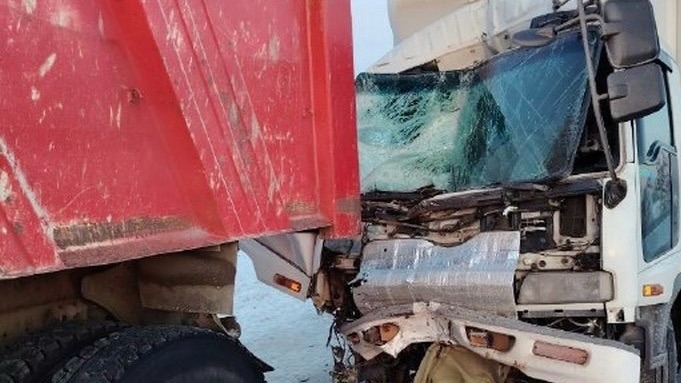 На повороте на ДНТ «Речник» в Сургуте произошла авария.