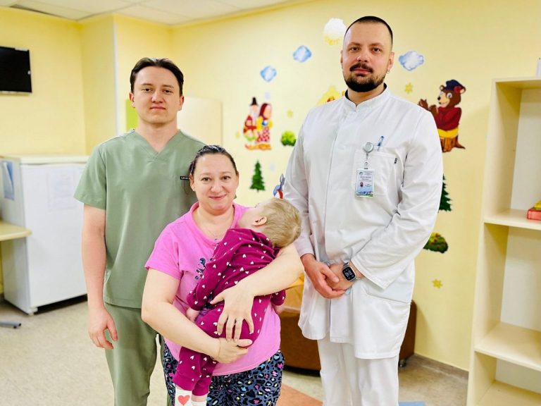 В Нижневартовске врачи удалили огромный камень из почки двухлетней малышки.