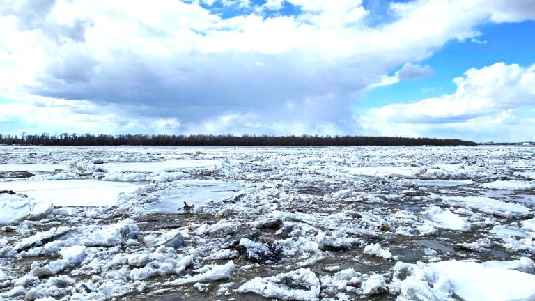 В Югре 48 поселков может затопить во время паводка.
