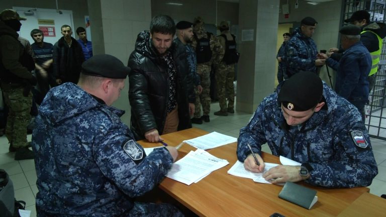 Про Сибирь|Югра продолжает бороться с нелегальной миграцией.