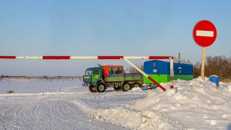 В ХМАО на зимниках вводят ограничения для автомобилей.