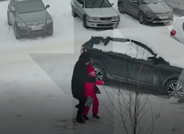 В Нижневартовске женщина напала на 8-летнюю девочку.