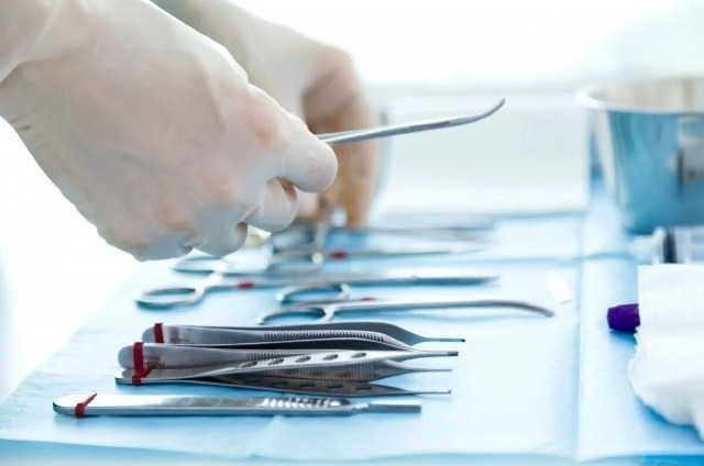 Про Сибирь|В Нефтеюганске врачи спасли женщину с раной в груди.