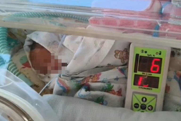 Врачи спасли новорожденного весом 1300 граммов в Югре.