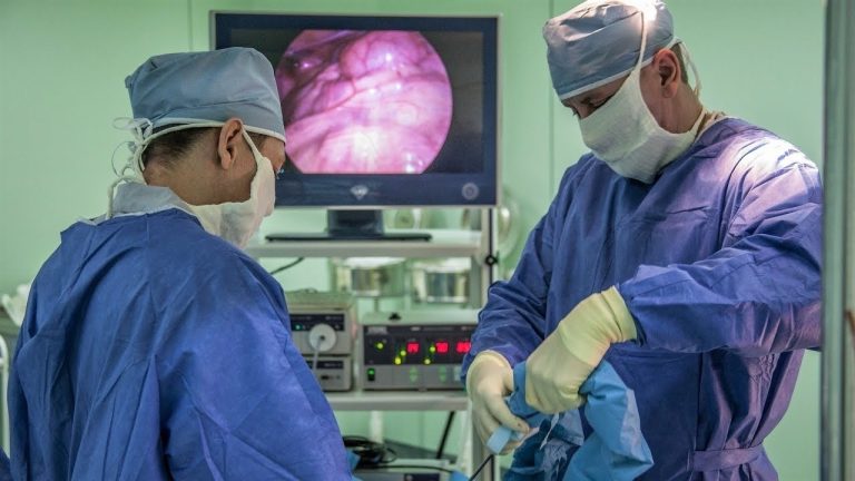 В Ханты-Мансийске пациенту собрали новый орган из кишечника.