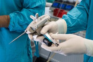 В Тюмени провели первую операцию по замене сустава с использованием стойки компьютерной навигации.