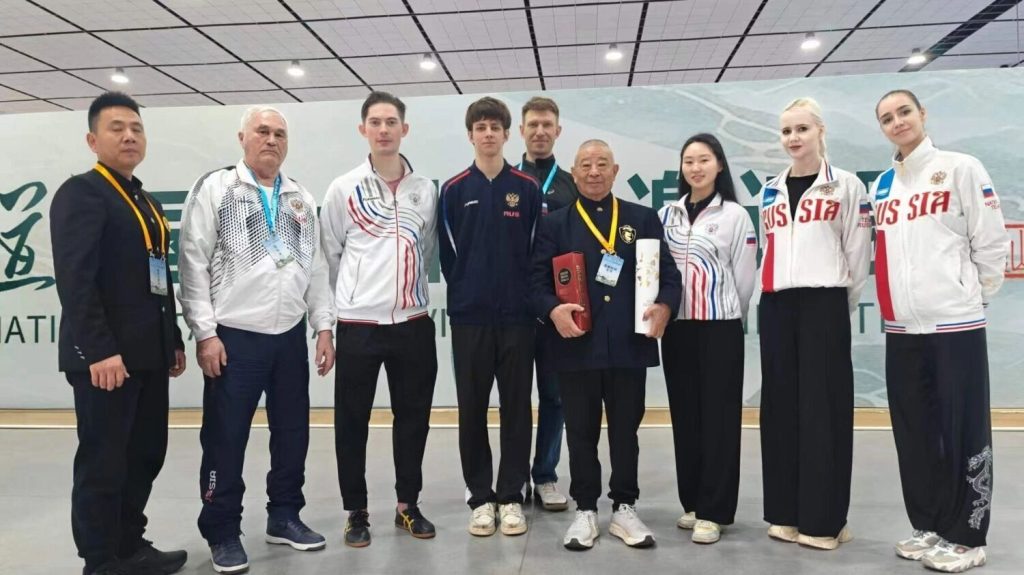 81-летний сургутянин Владимир Инсанов завоевал серебро на международном турнире по тайцзицюань.