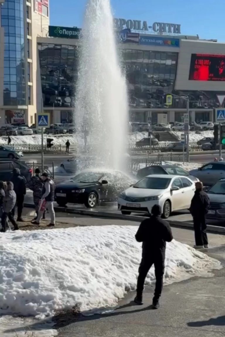 Про Сибирь|В центре Нижневартовска прорвало гидрант: вода била фонтаном.