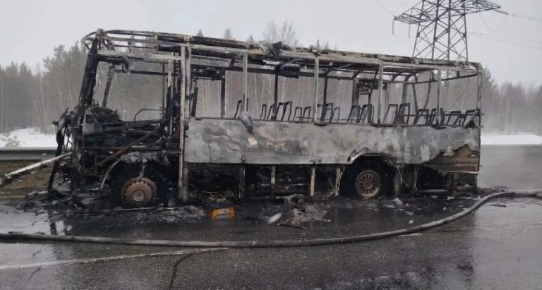 Про Сибирь|На трассе под Нижневартовском сгорел вахтовый автобус