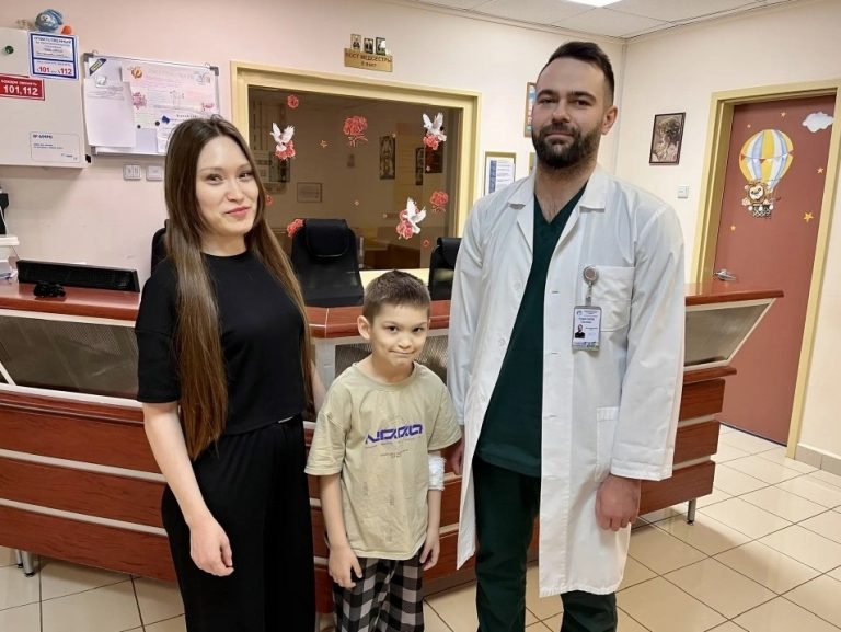 Челюстно-лицевой хирург прооперировал ребенка с редкой аномалией.