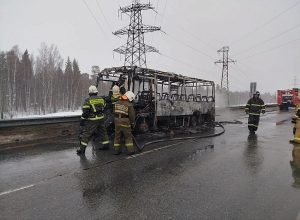 На трассе под Нижневартовском сгорел вахтовый автобус