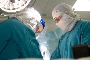 В Тюмени провели первую операцию по замене сустава с использованием стойки компьютерной навигации.