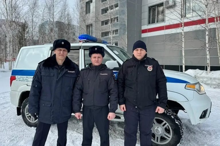 Про Сибирь|В Когалыме полицейские вывели из леса заблудившегося человека.