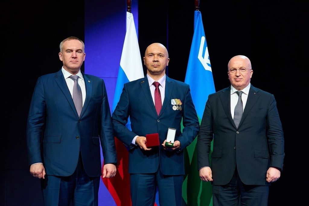 Выпускники проекта «Герои Югры» награждены медалями за мужество