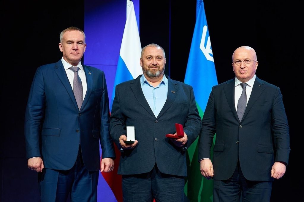 Выпускники проекта «Герои Югры» награждены медалями за мужество