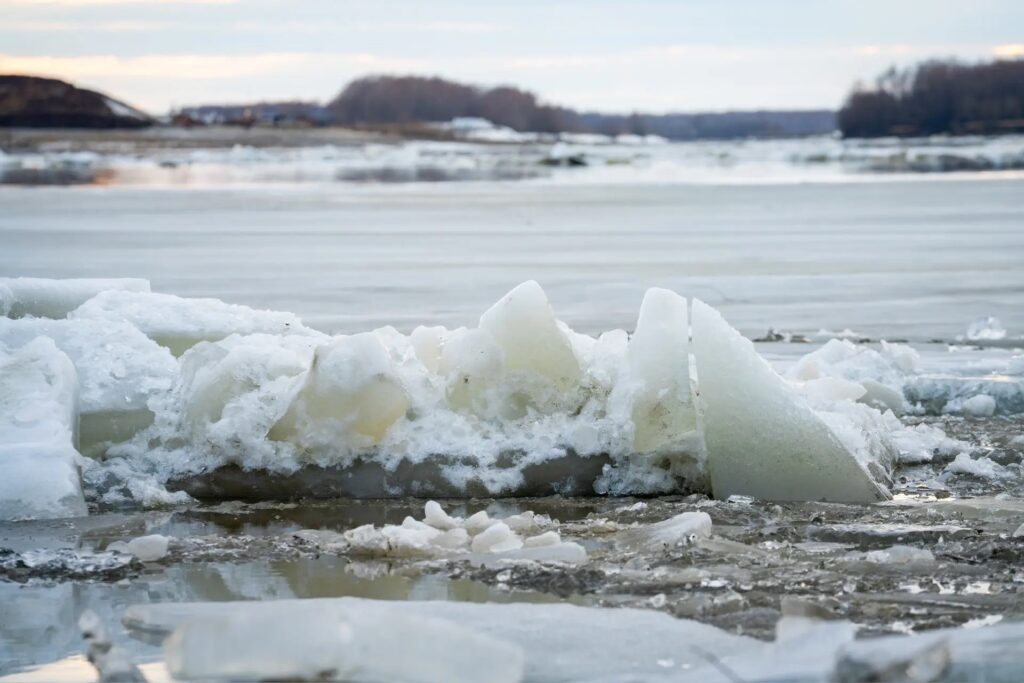 💧 Весна на реках Югры — ледоход идёт!