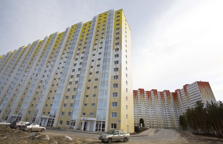 Падение из окна в Югре: погибла девушка