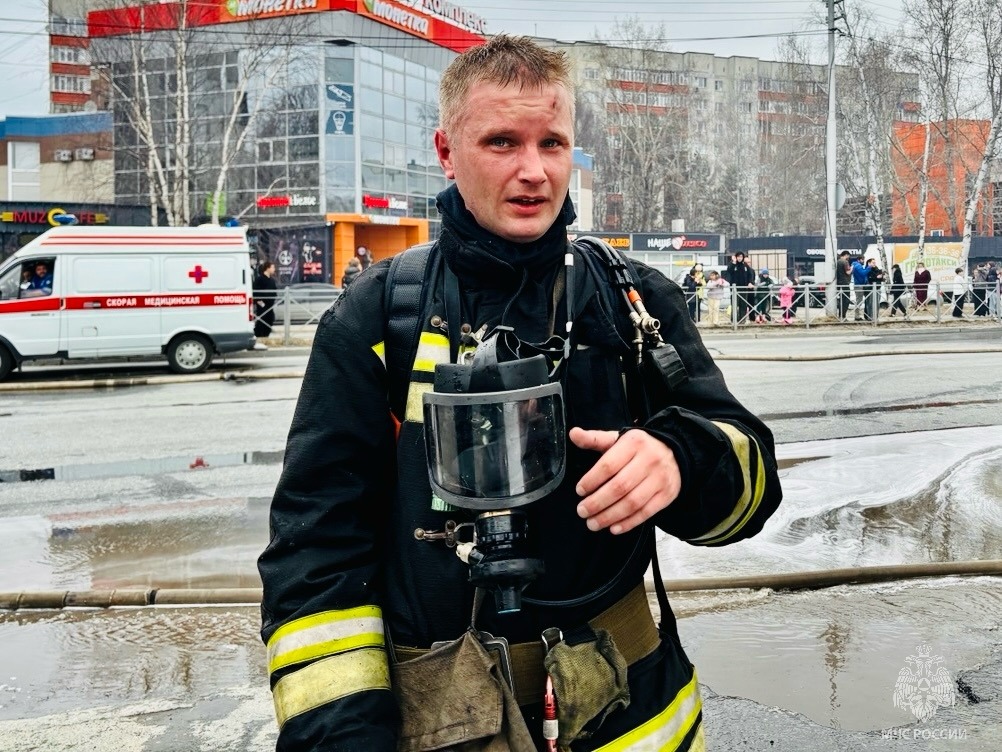 В Сургуте потушили крупный пожар на улице Мелик‑Карамова — обошлось без пострадавших В Сургуте потушили крупный пожар на улице Мелик‑Карамова — обошлось без пострадавших