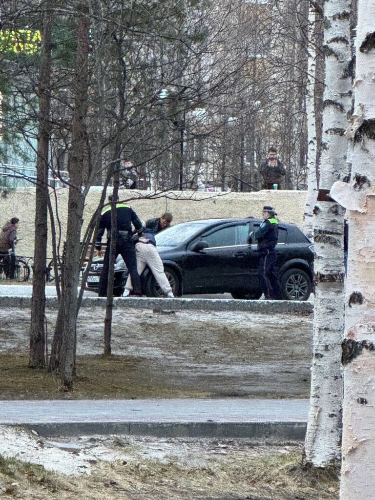 🚨 ГИБДД задержала группу лиц в Радужном — подробности выясняются