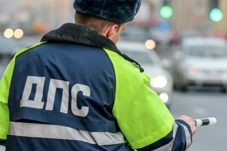 🚨 Пьяный водитель без прав пытался подкупить сотрудников ГИБДД в Нижневартовске — теперь ему грозит до 8 лет