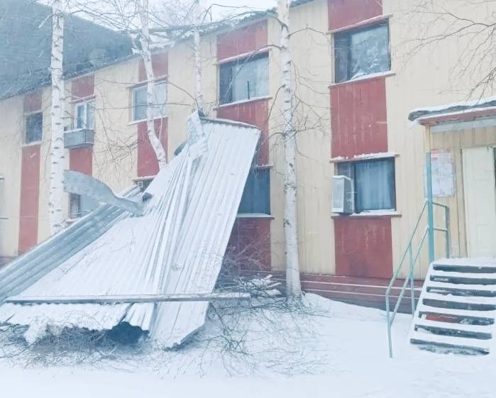В Пыть‑Яхе: сорвало кровлю дома, прокуратура начала проверку
