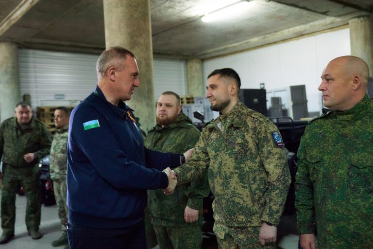 Губернатор Югры вручил награды бойцам СВО