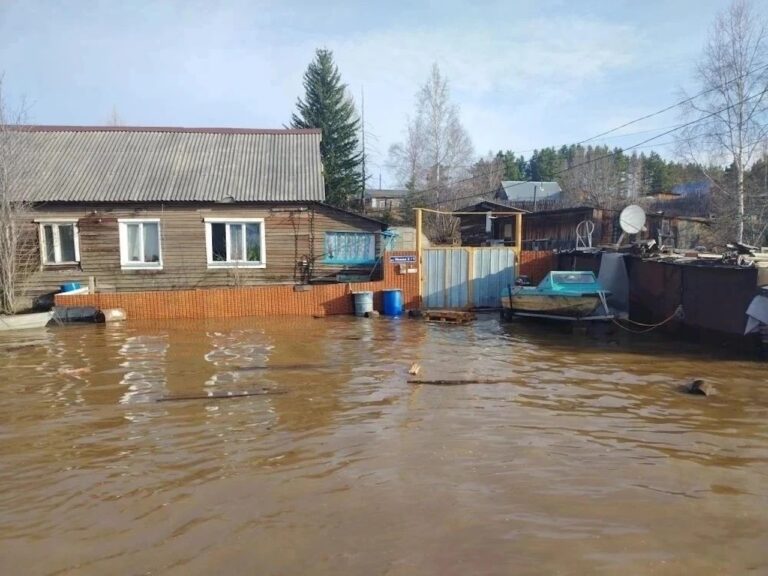 Паводок в ХМАО: несмотря на спад воды в Оби, затоплено уже 489 приусадебных участков