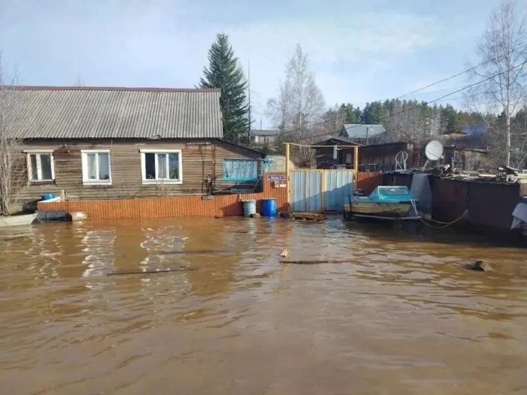 Паводок в ХМАО: несмотря на спад воды в Оби, затоплено уже 489 приусадебных участков