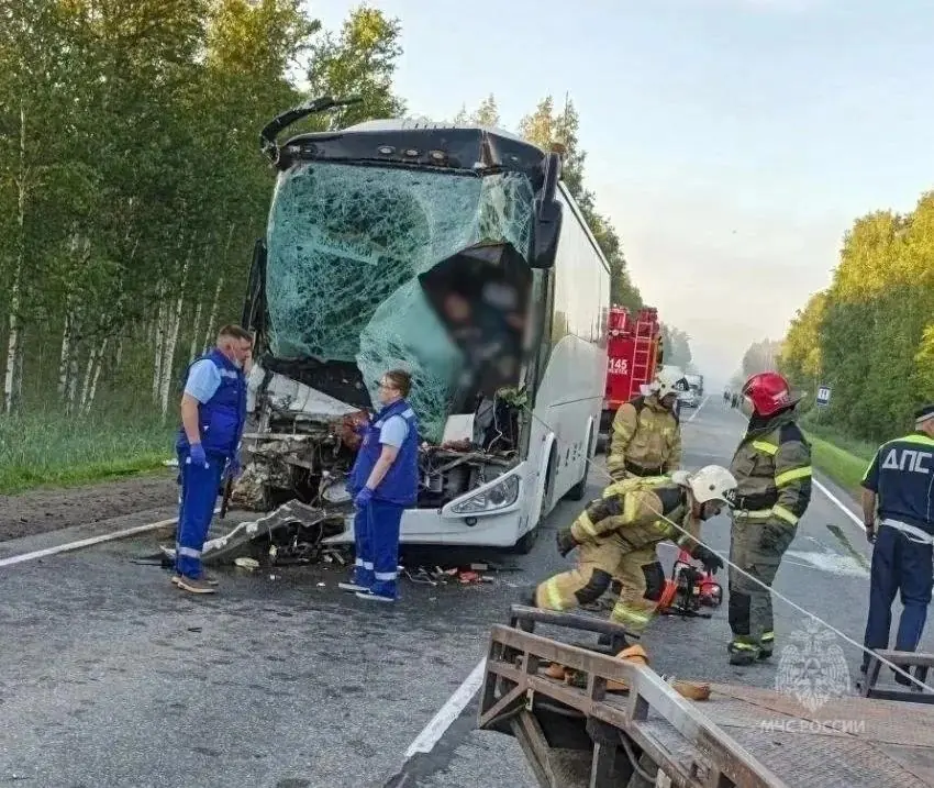 В Тюменской области автобус с вахтовиками попал в ДТП: водитель погиб, двое пострадали В Тюменской области автобус с вахтовиками попал в ДТП: водитель погиб, двое пострадали