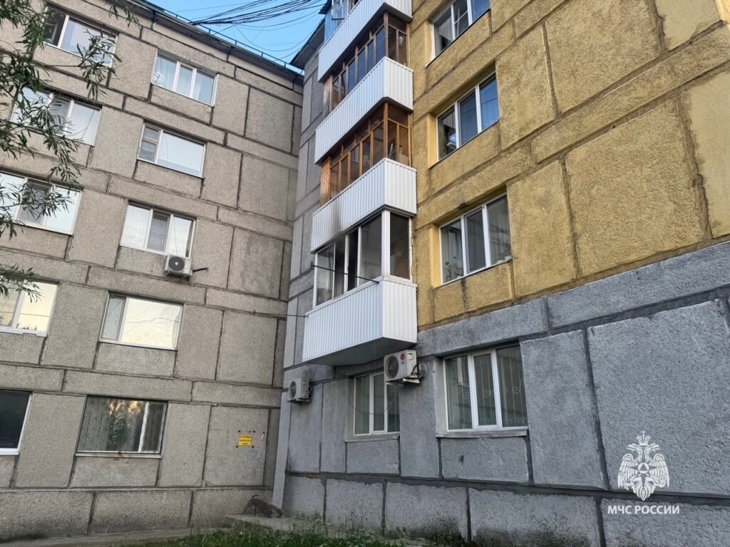 В Пыть‑Яхе огнеборцы спасли троих человек, включая двоих детей, при пожаре в пятиэтажке