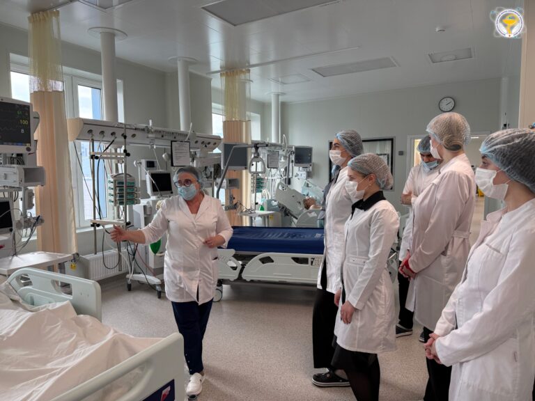 Югра укрепляет медицину: около 1700 выпускников планируют устроиться в медучреждения региона