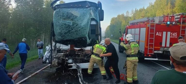 В Тюменской области автобус с вахтовиками попал в ДТП: водитель погиб, двое пострадали