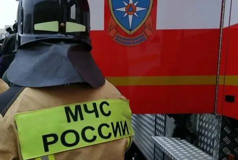 В Пыть‑Яхе огнеборцы спасли троих человек, включая двоих детей, при пожаре в пятиэтажке