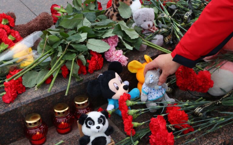 Про Сибирь|В городах Югры проходят памятные мероприятия в честь детей — жертв войны в Донбассе