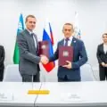 Награды с весомым вкладом: губернатор Югры вручил выпускникам денежные сертификаты