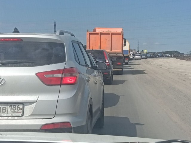 Внимание, водители! На трассе возле Салыма — километровая пробка по направлению в Сургут Внимание, водители! На трассе возле Салыма — километровая пробка по направлению в Сургут