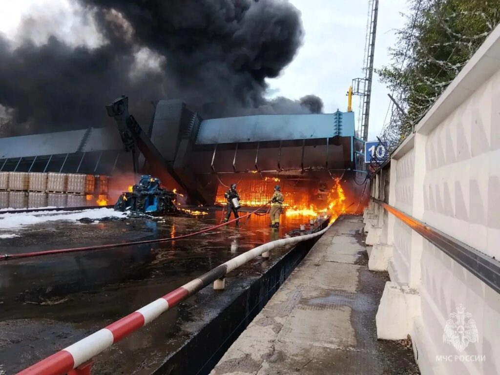 Крупный пожар в Пыть‑Яхе - огонь перекинулся на склады, возгорание локализовано Крупный пожар в Пыть‑Яхе - огонь перекинулся на склады, возгорание локализовано