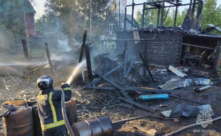 Огнеборцы МЧС России предотвратили взрыв в Сургуте: из горящего дома вынесены шесть газовых баллонов Огнеборцы МЧС России предотвратили взрыв в Сургуте: из горящего дома вынесены шесть газовых баллонов