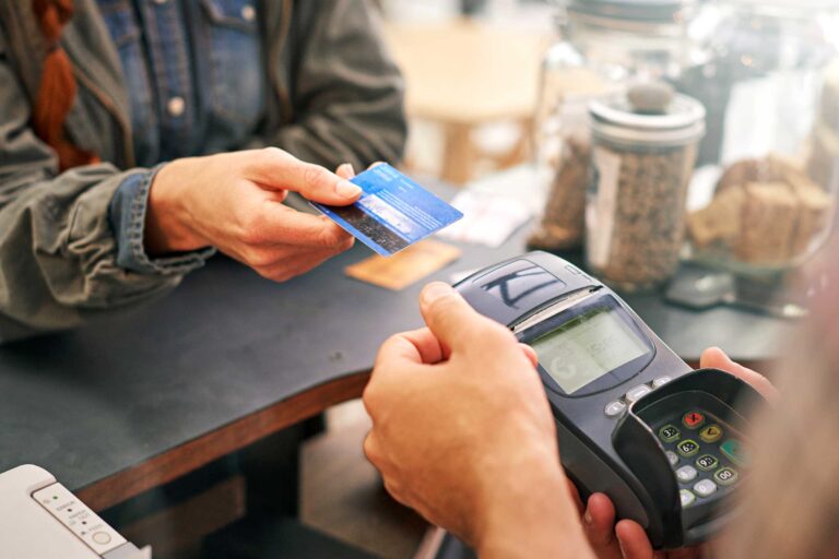 В Сургуте перед судом предстанут четверо подростков: их обвиняют в краже с банковского счёта В Сургуте перед судом предстанут четверо подростков: их обвиняют в краже с банковского счёта