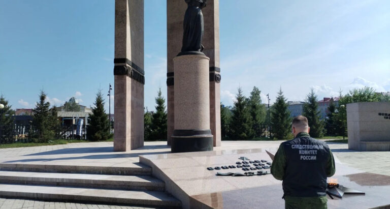 Курил и катался по мемориалу: в Югре разбираются в инциденте с 14‑летним подростком Курил и катался по мемориалу: в Югре разбираются в инциденте с 14‑летним подростком