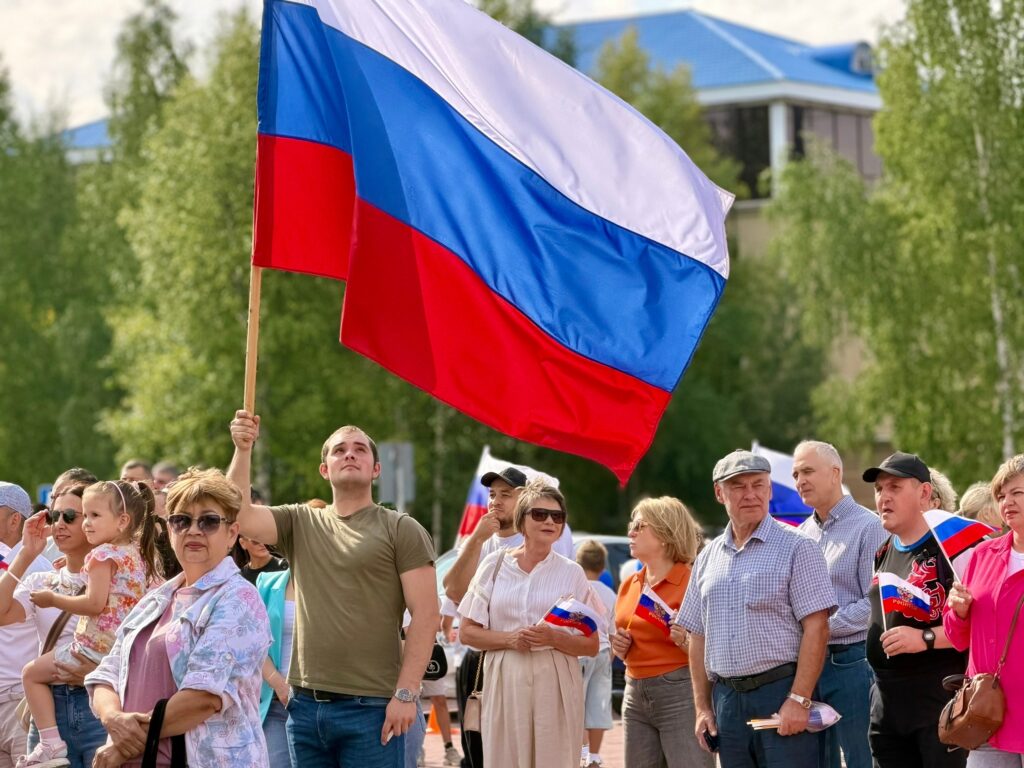 Югра масштабно отметила День Государственного флага РФ: в мероприятиях приняли участие почти 50 тысяч человек