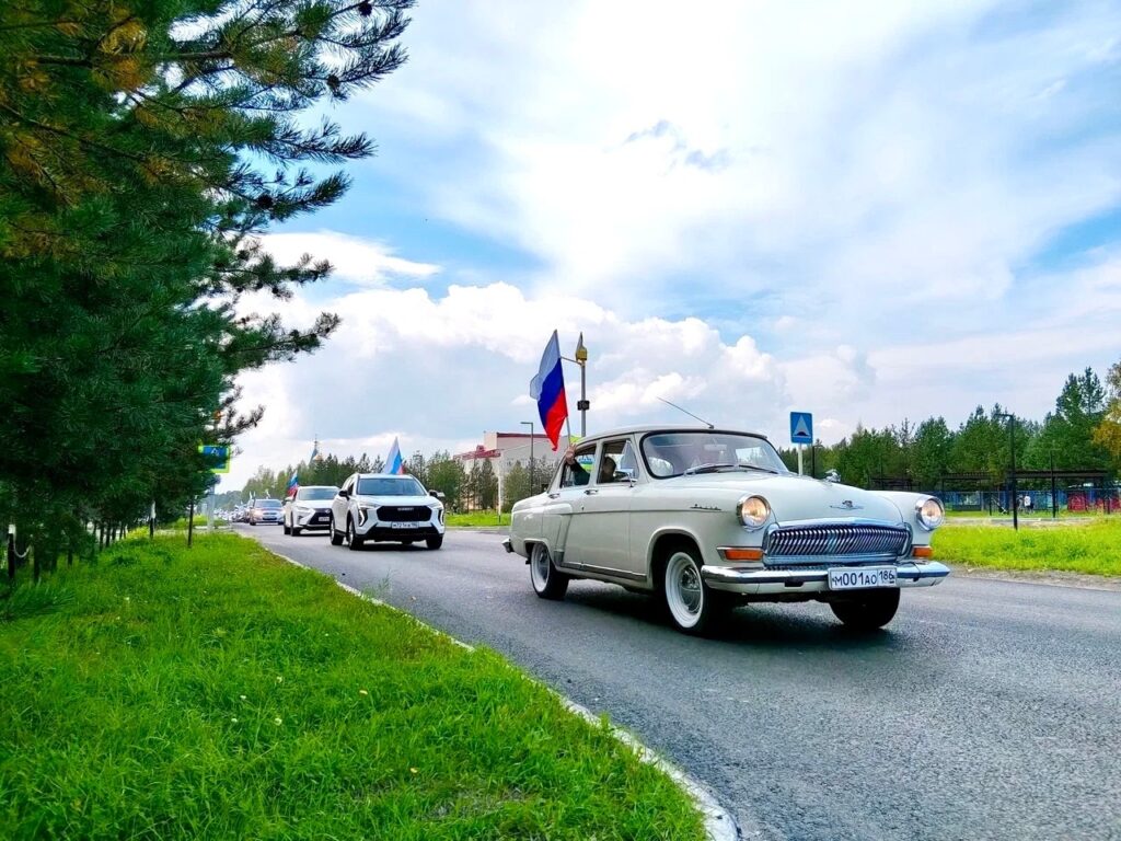Югра масштабно отметила День Государственного флага РФ: в мероприятиях приняли участие почти 50 тысяч человек