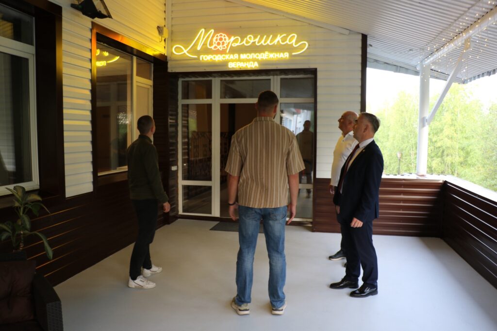 В Радужном открылась веранда «Морошка» — молодёжное пространство на базе «Вектор М»