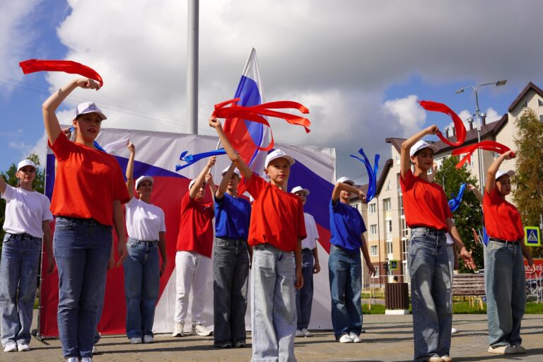 Югра масштабно отметила День Государственного флага РФ: в мероприятиях приняли участие почти 50 тысяч человек