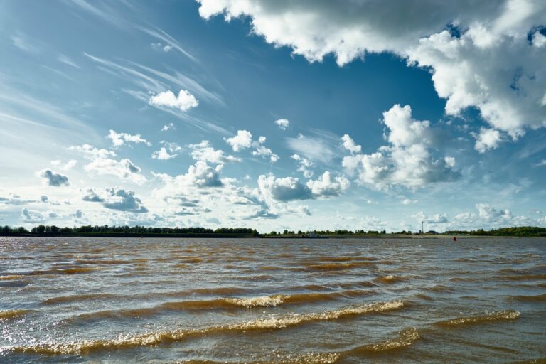 В Югре продолжается ежедневный мониторинг качества воды в Иртыше — ситуация на контроле у властей и экологов
