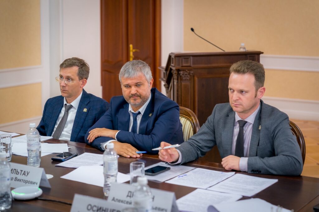 Губернатор Югры Руслан Кухарук дал поручения по снижению аварийности на дорогах региона Губернатор Югры Руслан Кухарук дал поручения по снижению аварийности на дорогах региона