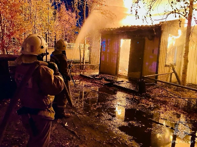 В Покачах пожарные МЧС России ликвидировали крупный пожар в общежитии