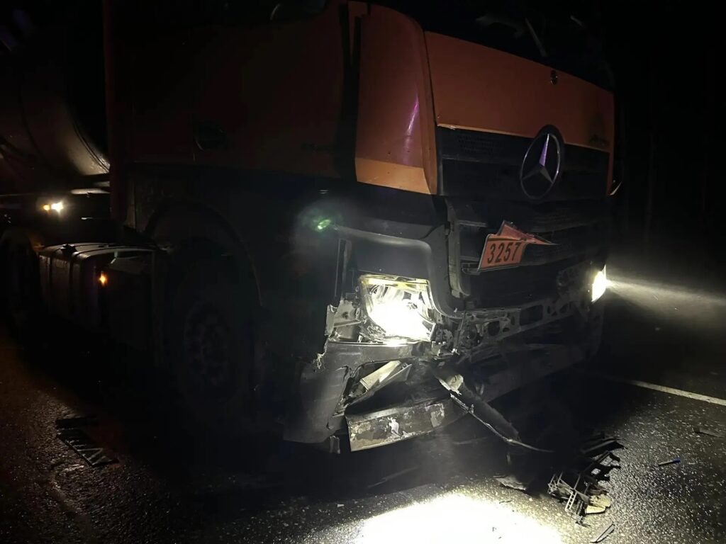 Два человека погибли в лобовом столкновении под Тобольском Два человека погибли в лобовом столкновении под Тобольском